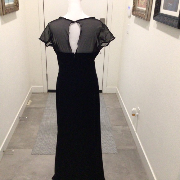 CACHET LONG VELVET DRESS WITH MESH CAP SLEEVES AND CUTOUT IN BACK - Picture 5 of 8